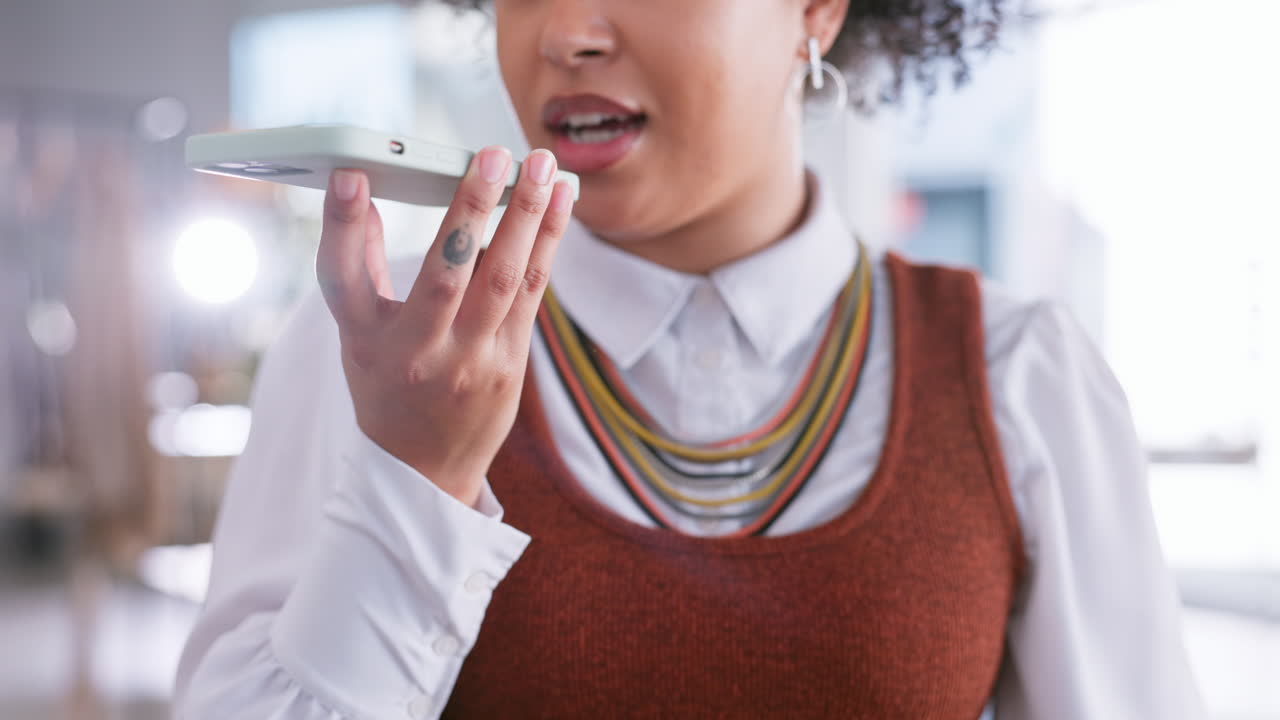 Telefonopkald, stemmebesked og forretningskvinde, der taler
