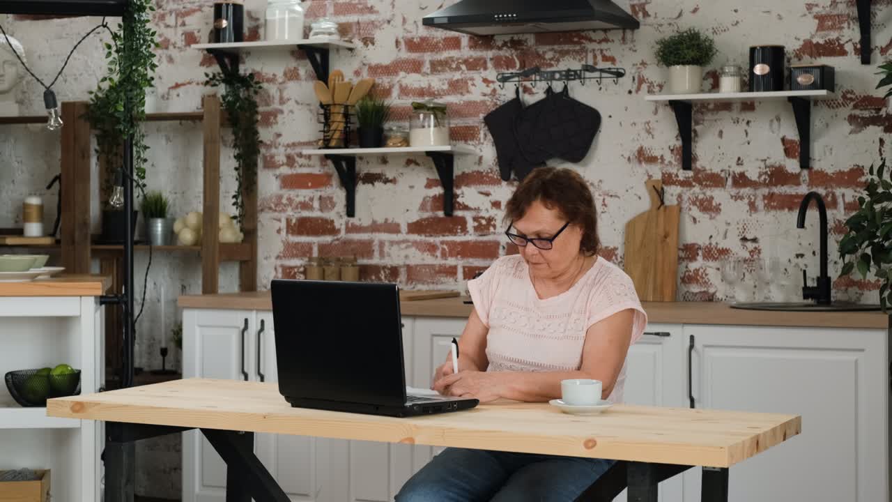 mujer madura navegando por la web y bebiendo café