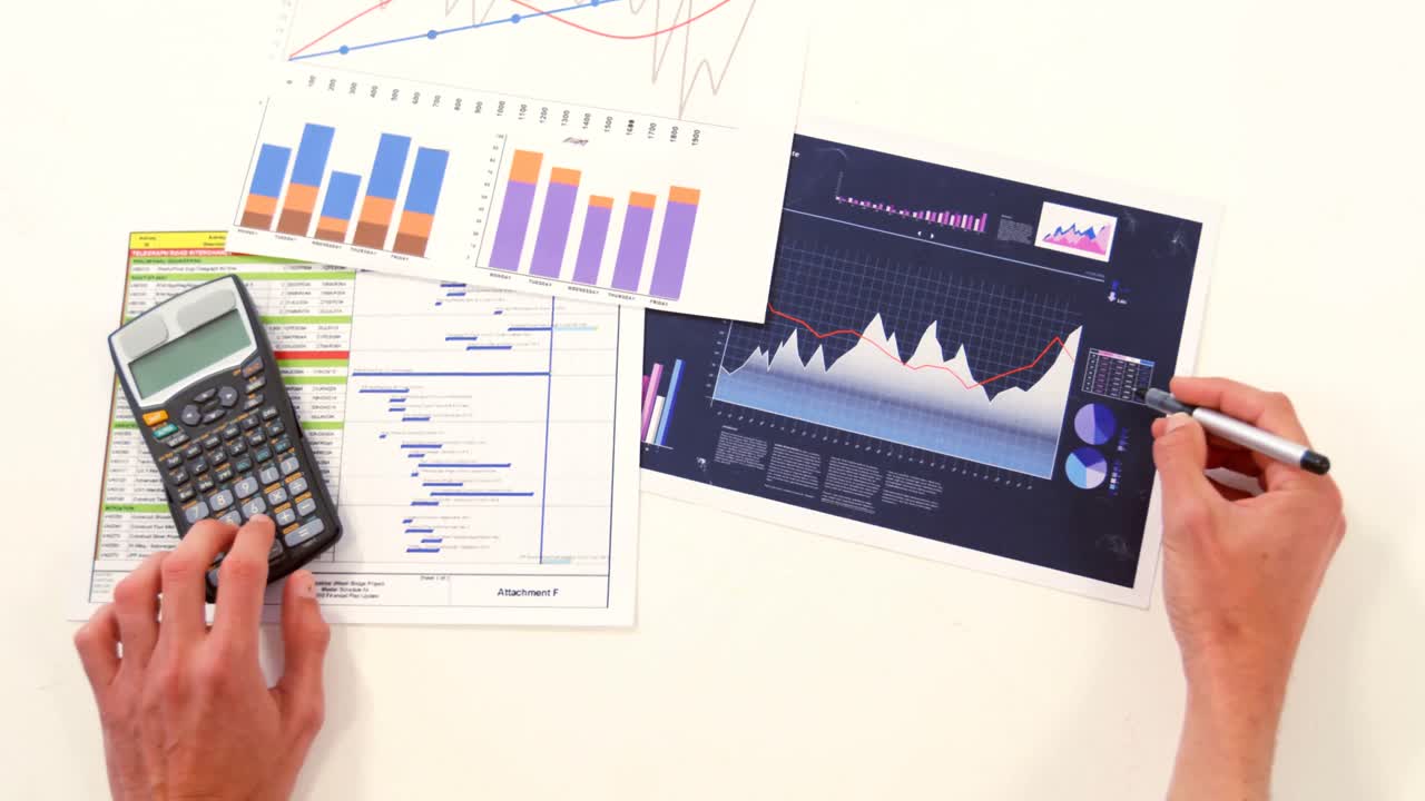 mano del hombre calculando el gráfico