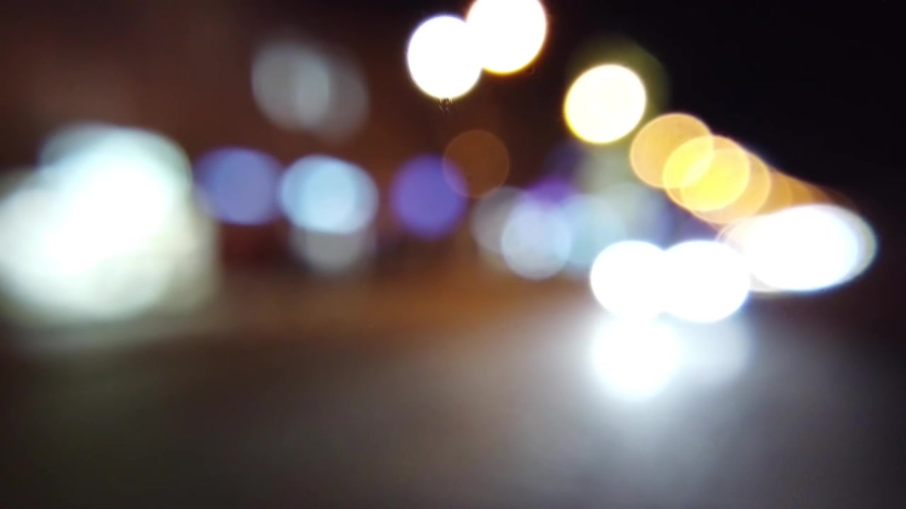 Traffico di auto sulle strade della città di notte. Sfocato