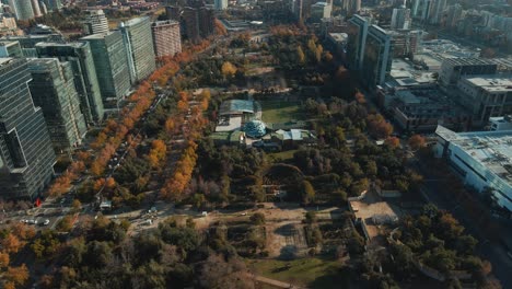 아라우카노 도시 공원과 칠레 산티아고에 있는 누에바 라스 콘데스의 현대식 건물의 공중 전망 - 드론 샷