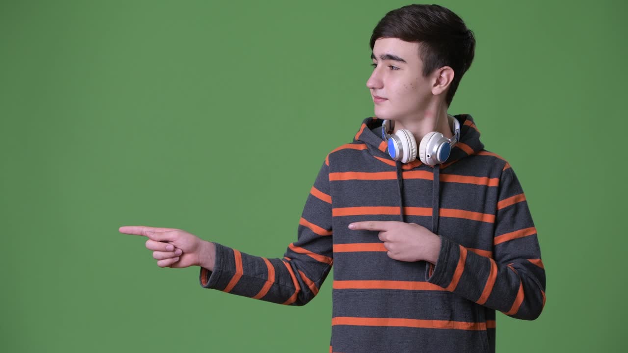 초록색 배경에 젊은 잘생긴 이란 십대 소년