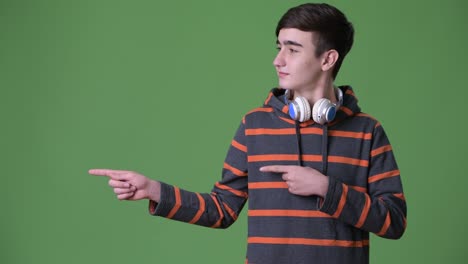 joven y guapo adolescente iraní contra un fondo verde