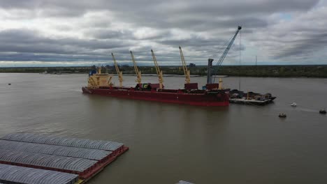 Luftaufnahme-Eines-Schiffes,-Das-Auf-Dem-Mississippi-In-Louisiana-Beladen-Wird