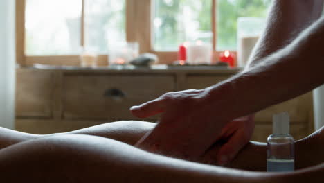 una mujer recibiendo un masaje de piernas.
