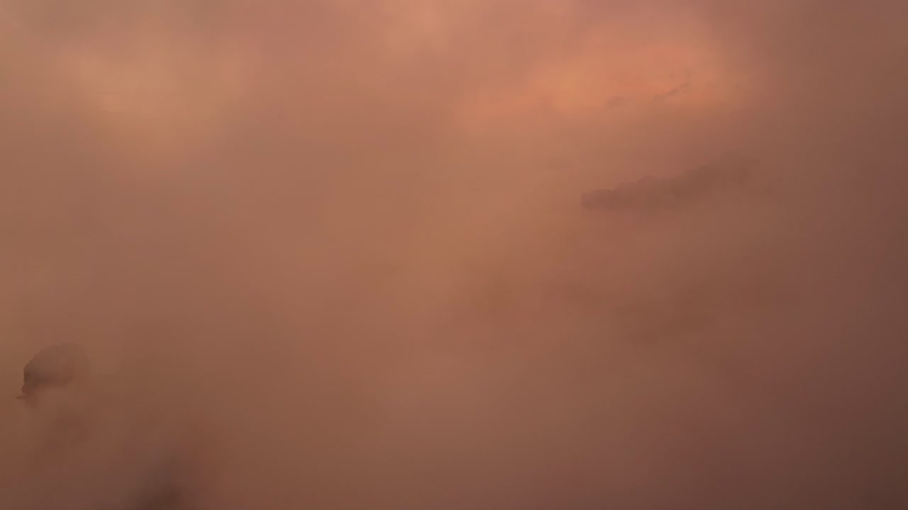 Nebeliger Morgen über den ruhigen Gewässern von Phang Nga und versteckten Klippen, Thailand