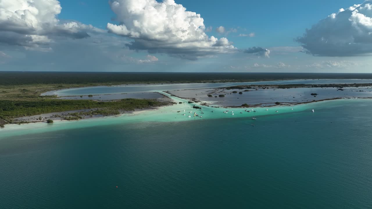 vista aérea de múltiples embarcaciones en la exótica laguna de bacalar, en el soleado méxico - acercándose, disparo de drones