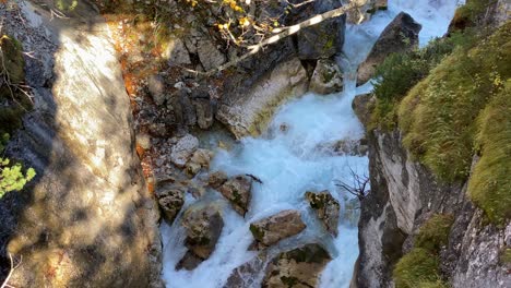 Un-Pequeño-Río-Torrencial-Conduce-A-Través-De-Un-Cañón-Rocoso-En-La-Ruta-De-Senderismo-Karwendelsteg-Cerca-De-Scharnitz-En-Austria,-Tiro-Inclinado-De-Cerca