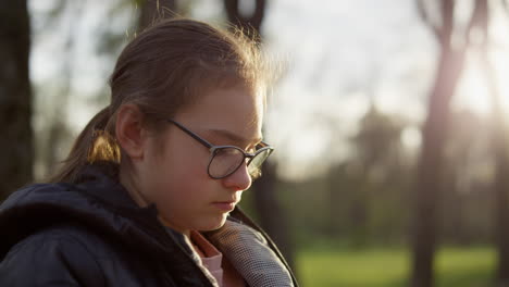 Nahaufnahme-Eines-Hübschen-Mädchens,-Das-Im-Sonnigen-Park-Sitzt.-Teenager-Mädchen-Liest-Draußen