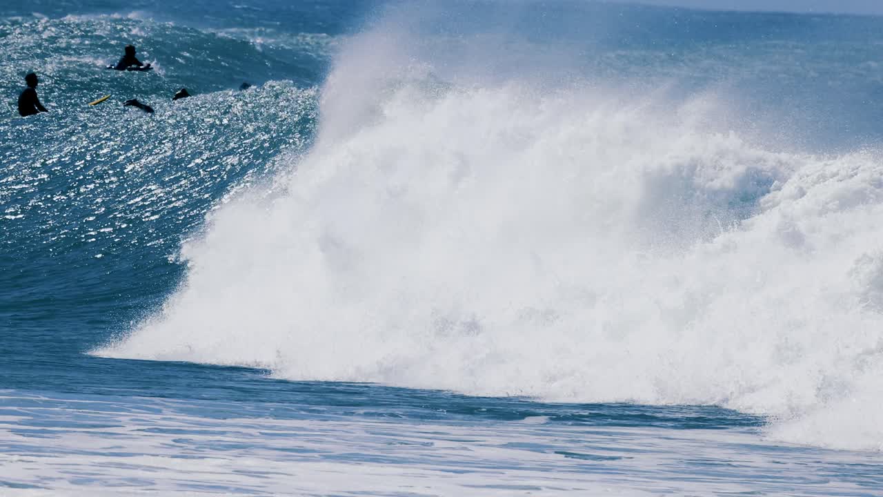 태평양의 거친 조건에서 강력한 배럴 파도를 항해하는 서퍼