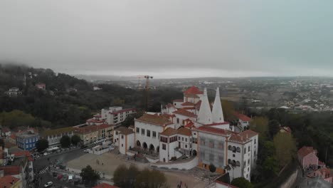 Toma-Aérea-De-La-Ciudad-De-Sintra-Durante-El-Tiempo-Nublado