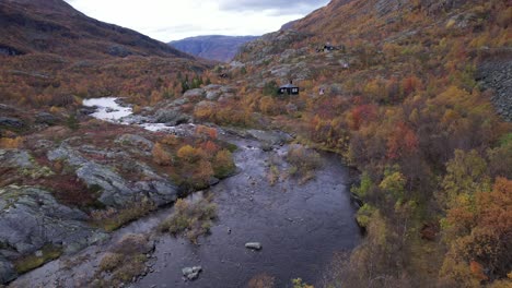 tiro de drone de montaña en otoño