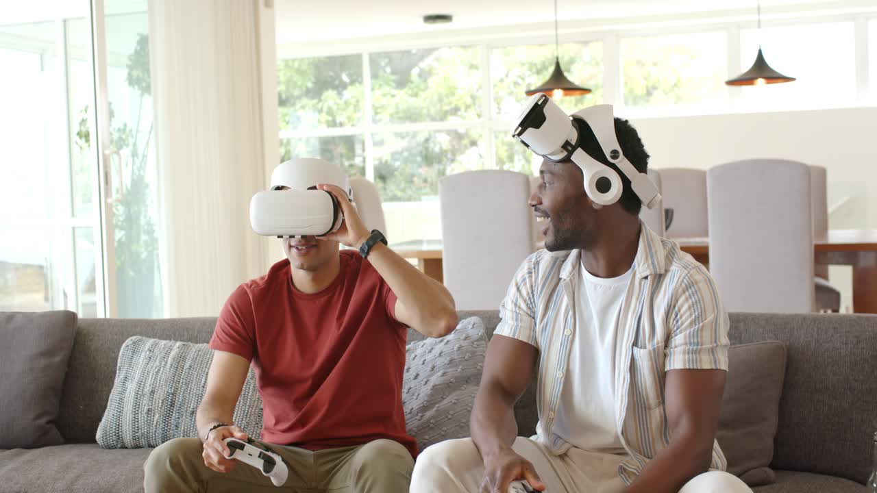 Diversi amici maschi sul divano del soggiorno che giocano a un gioco di realtà virtuale prima che un uomo regoli la cinghia sollevando il visore