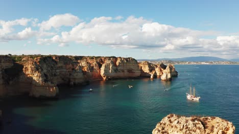 Toma-Aérea-De-Las-Playas-Escondidas-A-Lo-Largo-De-La-Costa-Oeste-Y-Sur-Del-Algarve,-Portugal