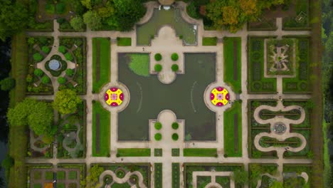 vista aérea descendente de los jardines del castillo holandés en arcen limburg