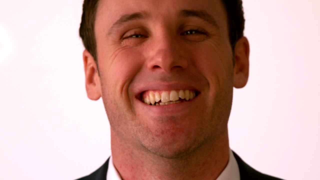 행복 한 사업가 가 카메라 에 미소 짓고 있다