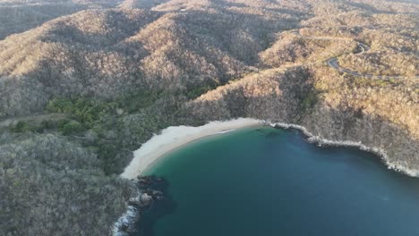 Vista-Aérea-De-La-Bahía-El-Orgo-Al-Atardecer-En-Huatulco,-Oaxaca,-Filmada-Por-Drone