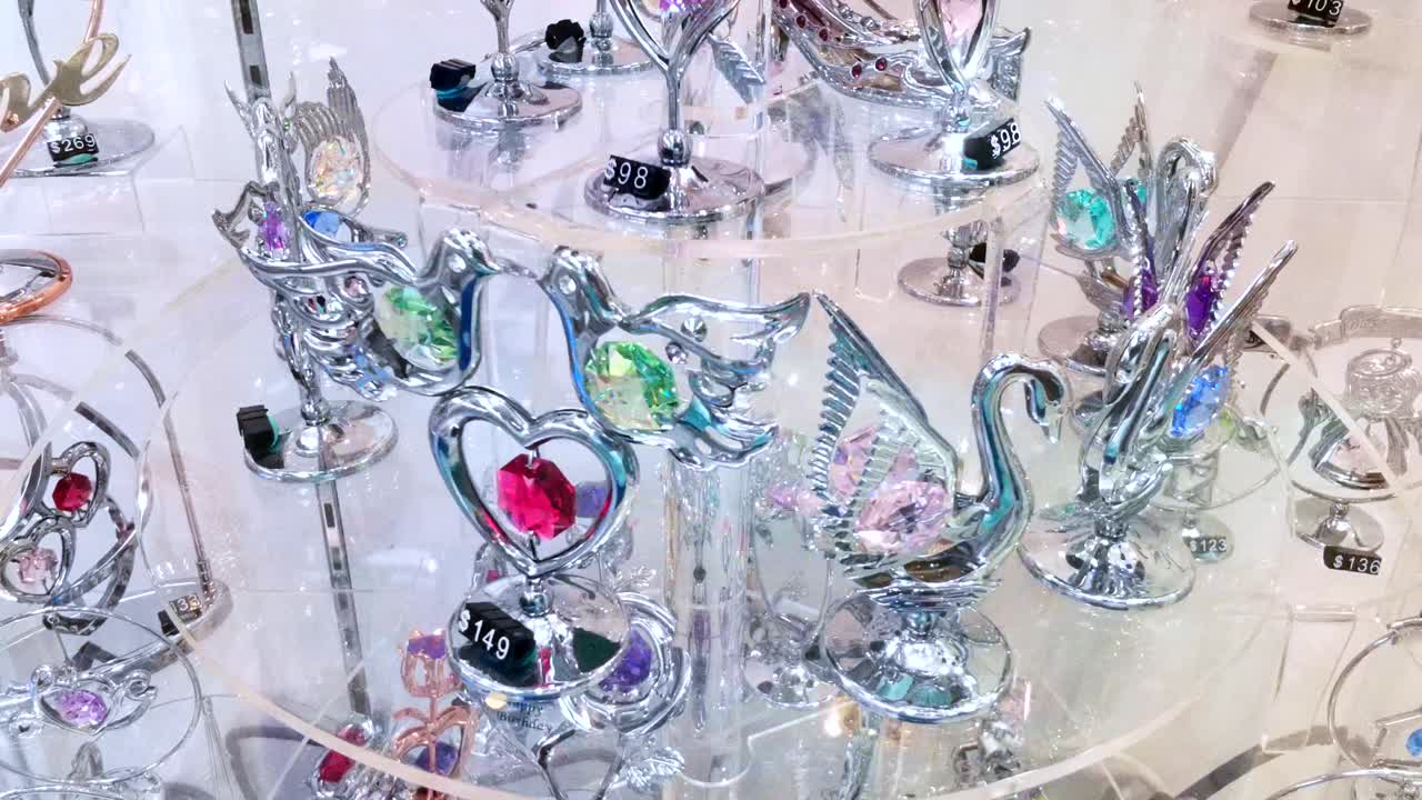 백화점 쇼윈도에 빛나는 보석, 동물 모양, 고귀한 장식, 턴테이블 위