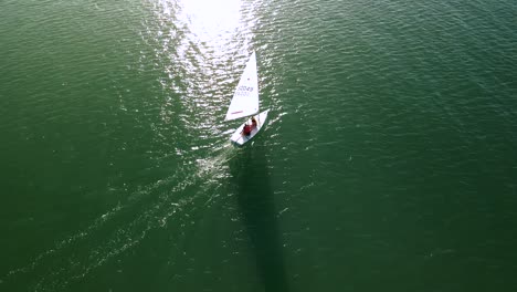 Kleine-Laseryacht-Mit-2-Personen,-Die-In-Den-Sonnenuntergang-Segelt