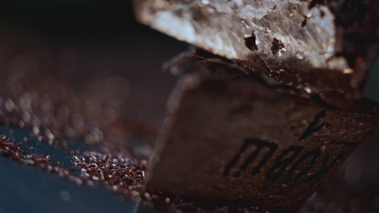 쳐진 갈색 바위 클로즈업