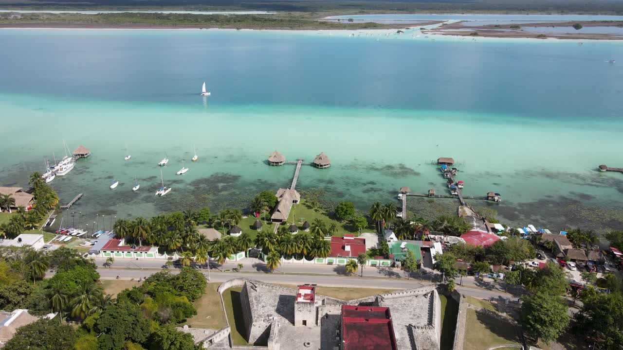 vista aérea sobre el fuerte de san felipe de bacalar y los muelles en la laguna