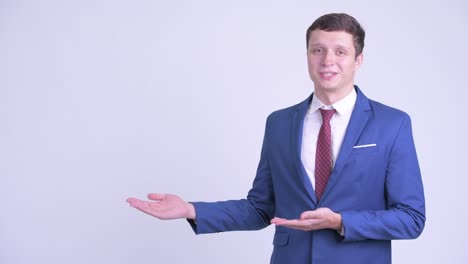 joven y guapo hombre de negocios en traje