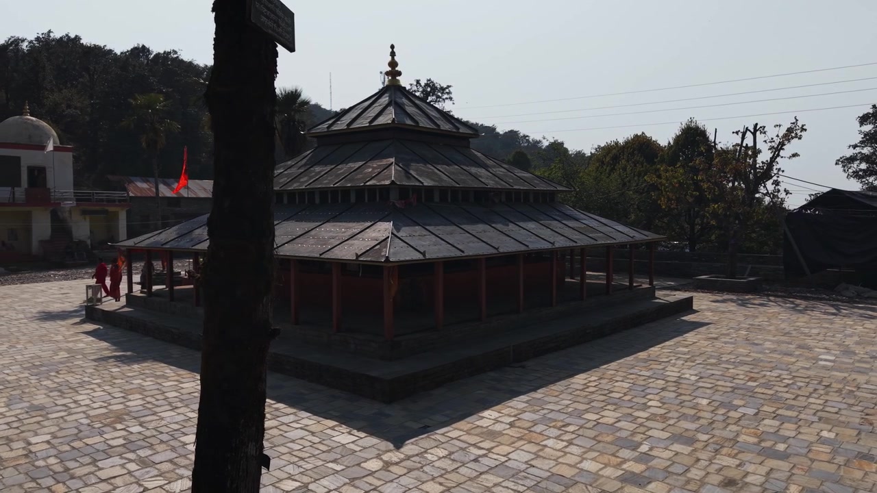ネパール西部のレスンガ寺院。その精神的な遺産と豊かな自然環境を際立たせています。