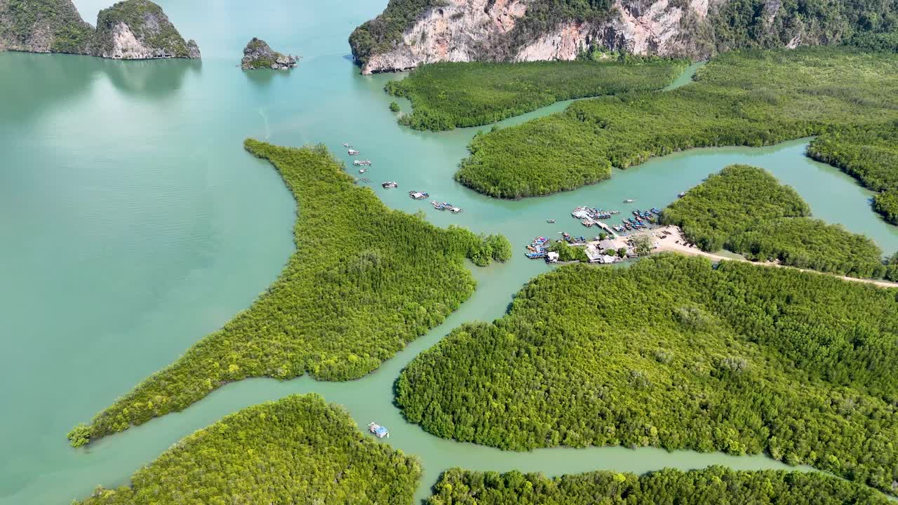 Cảnh quay drone ghi lại rừng ngập mặn tươi tốt và làn nước xanh ngọc ở Phang Nga, Thái Lan, làm nổi bật vẻ đẹp tự nhiên và phong cảnh thanh bình.