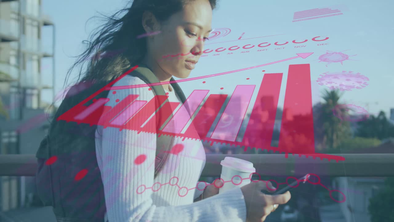 animación del procesamiento de datos sobre una mujer biracial usando un teléfono inteligente