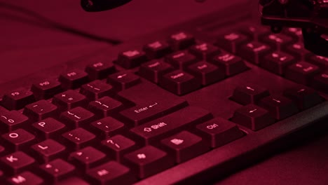 el brazo del robot presionando la tecla de entrada en un teclado