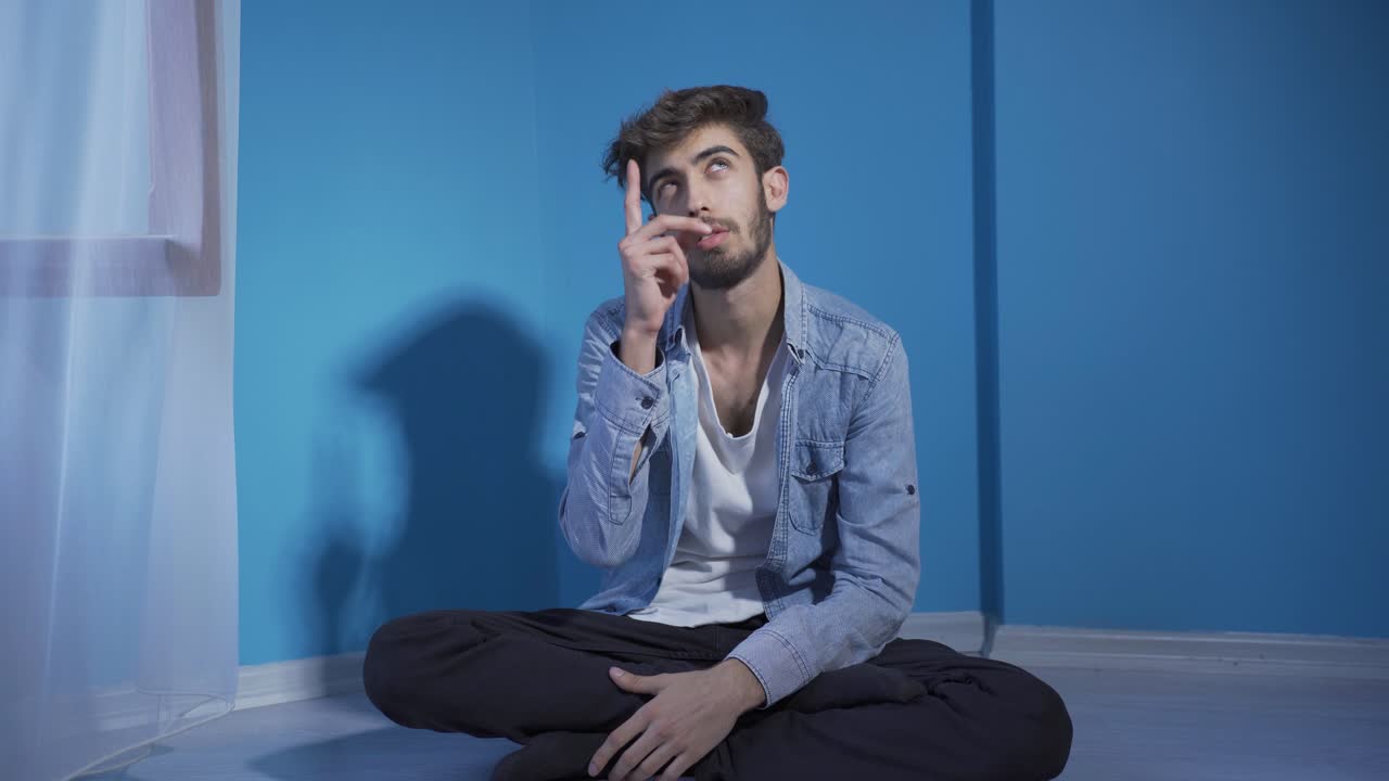 hombre pensativo junto a la pared.