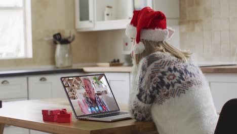 Mujer-Caucásica-Con-Sombrero-De-Papá-Noel-Usando-Una-Computadora-Portátil-En-Un-Video-Chat-Durante-La-Navidad-En-Casa