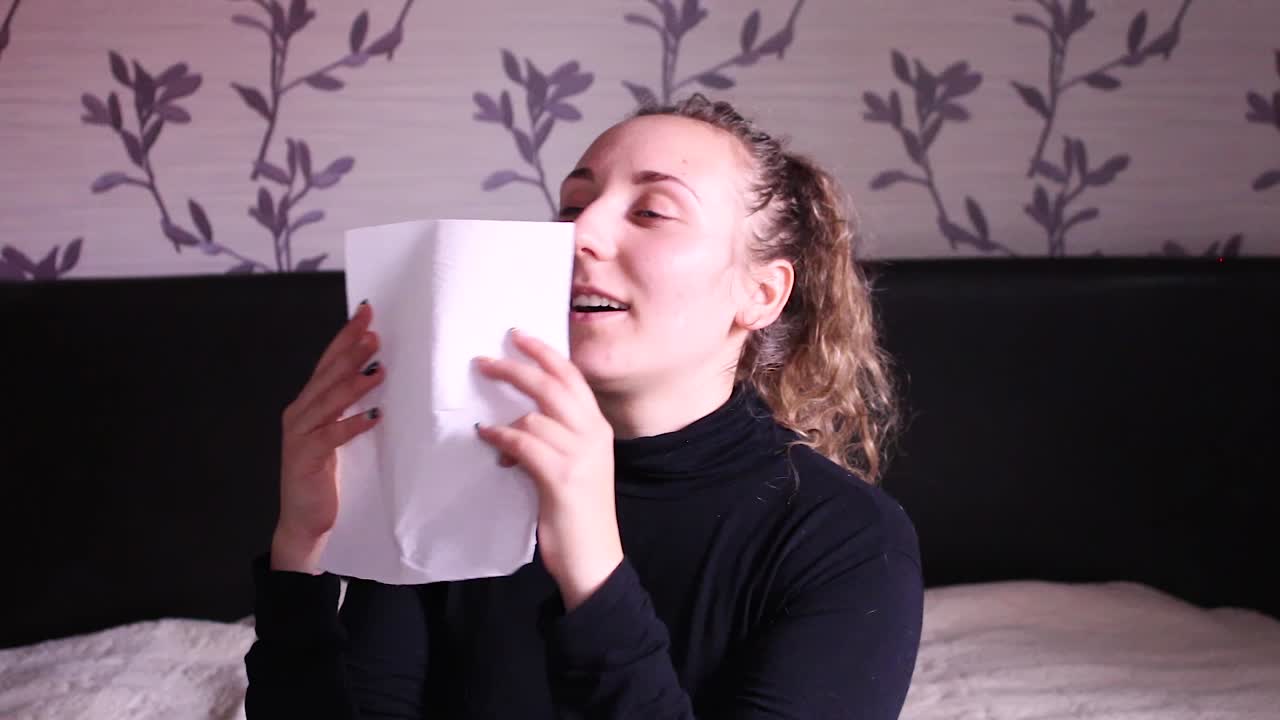 adolescente estornudando en un pañuelo