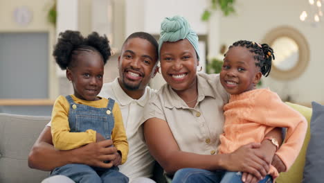 Familia-Negra,-Amor-Y-Padres-Con-Niños-En-El-Sofá