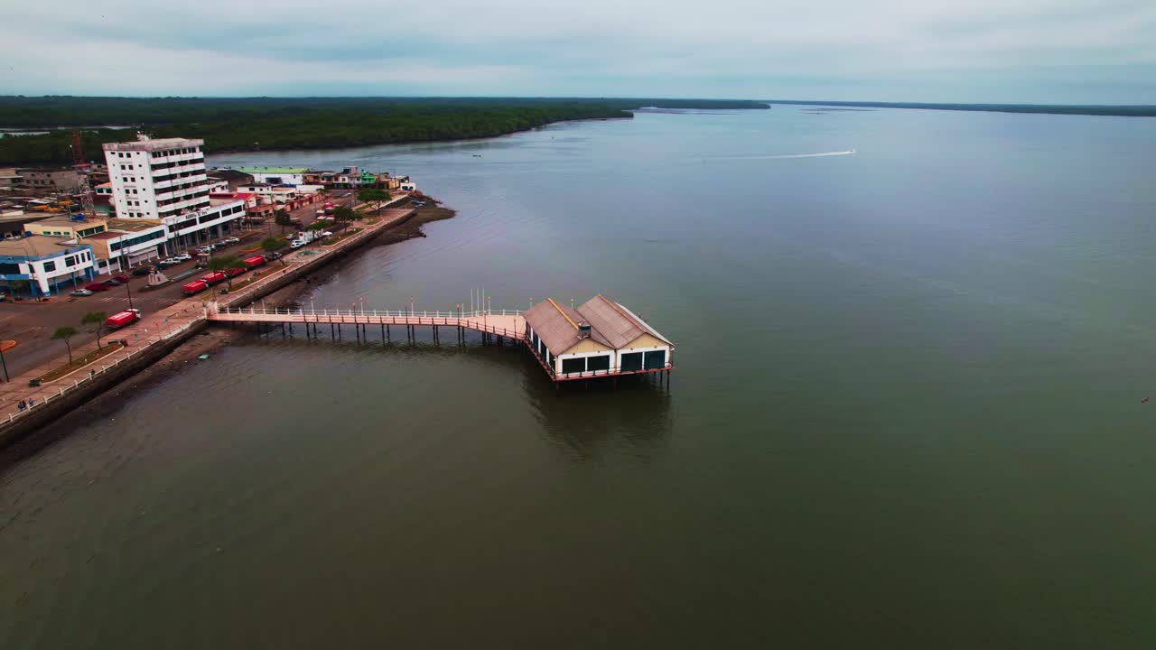 bahia de machala en la costa de ecuador