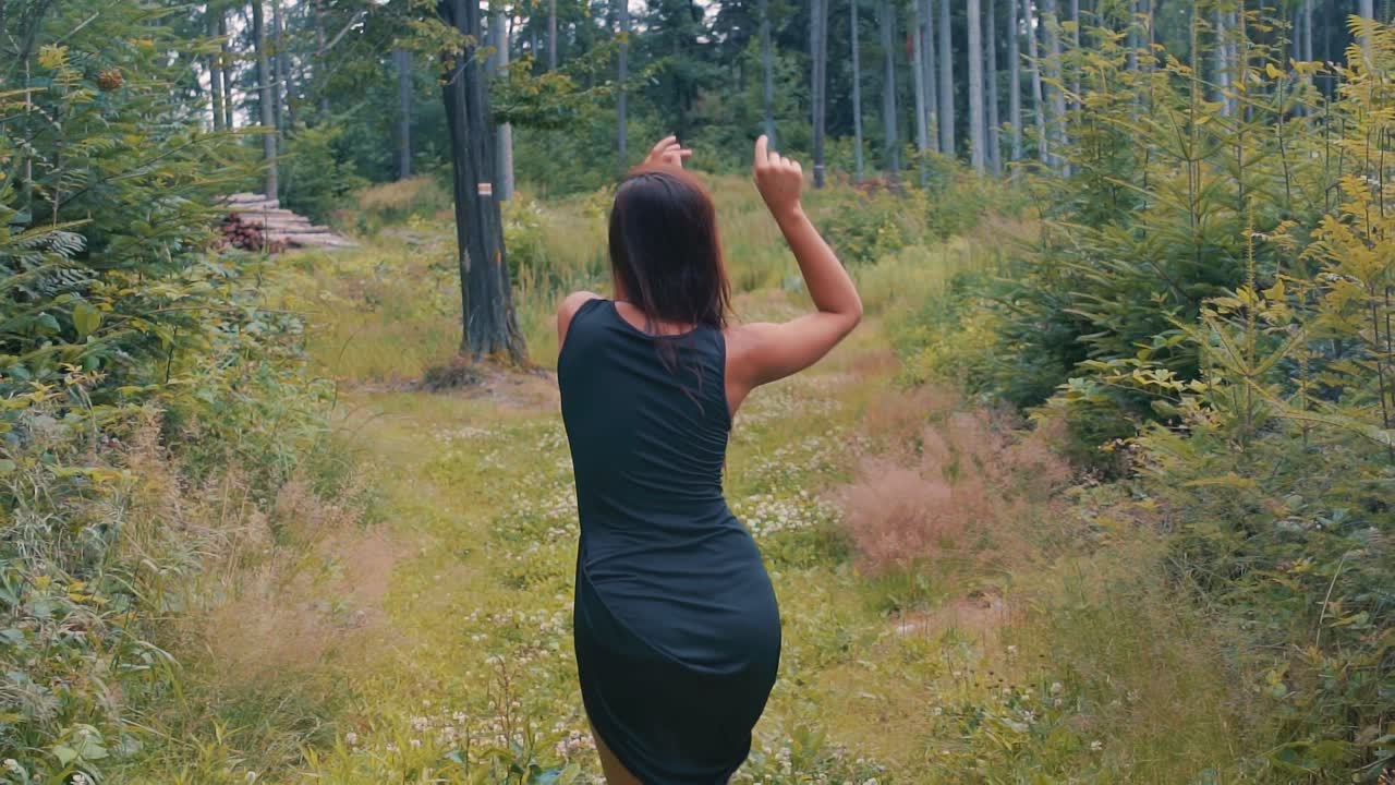 hermosa mujer disfrutando de la naturaleza en el bosque bailando descalzo - tiro de cuerpo completo