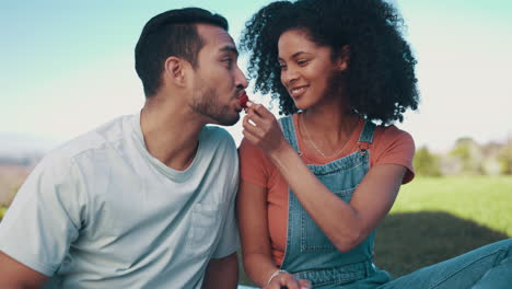 Liebe,-Picknick-Und-Paar-In-Der-Natur-Mit-Erdbeere