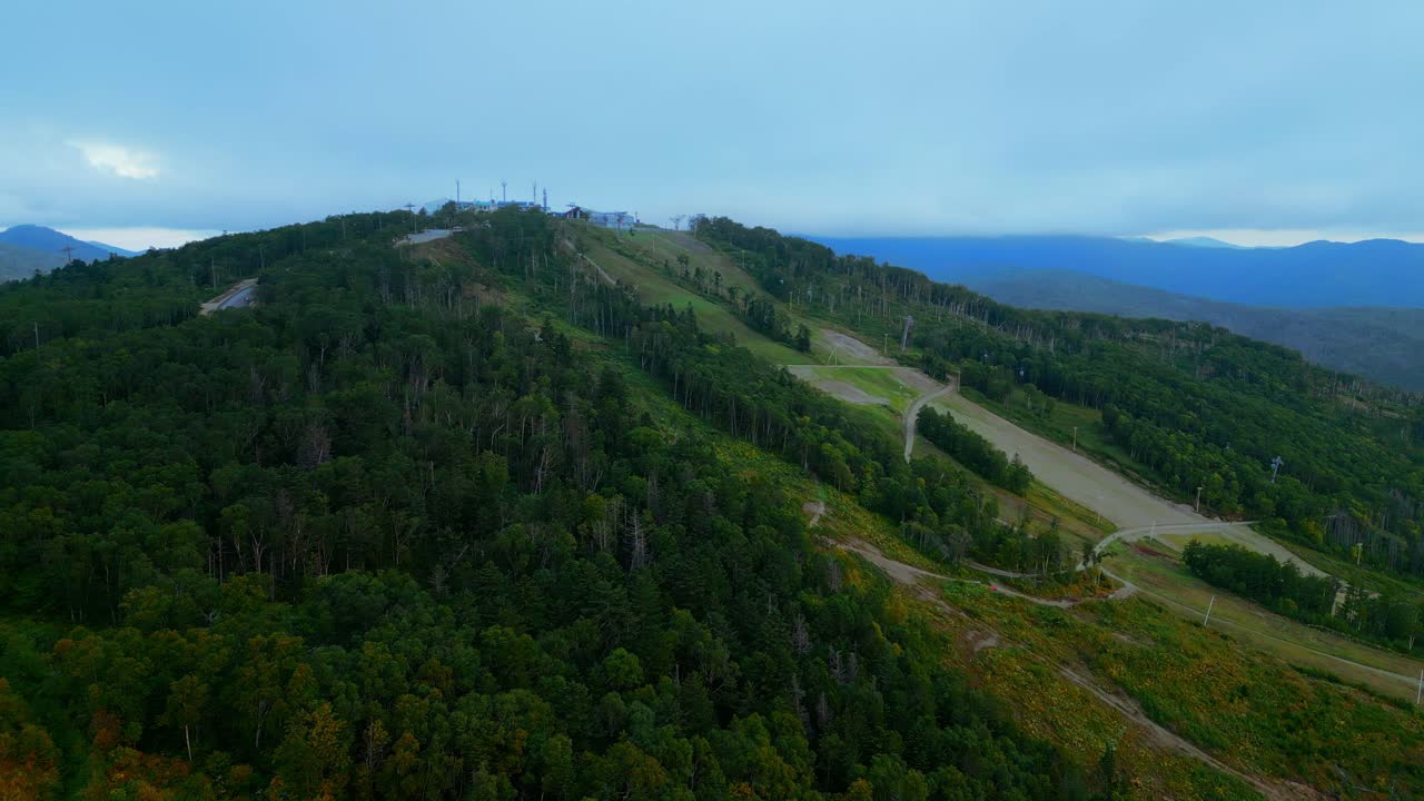vista aérea de la estación de esquí de montaña
