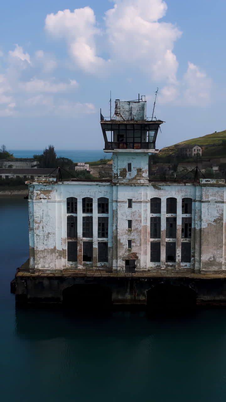 заброшенные промышленные сооружения на воде