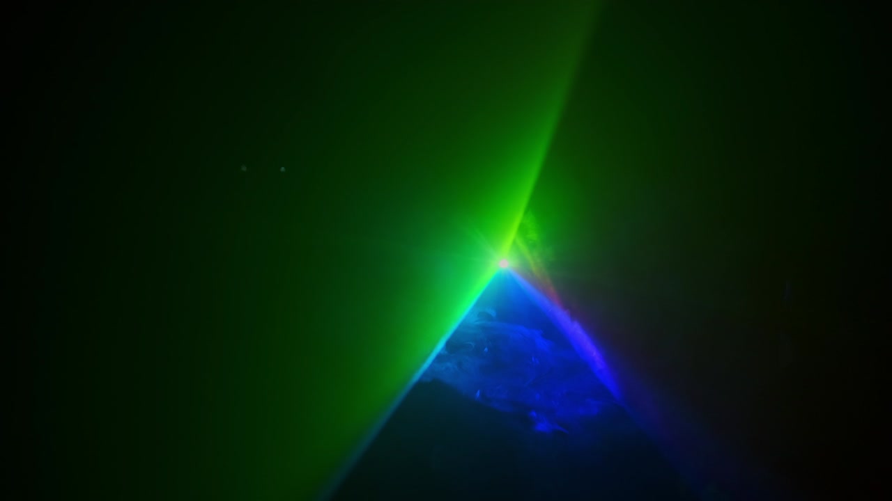 las formas abstractas crean luz de diferentes colores.