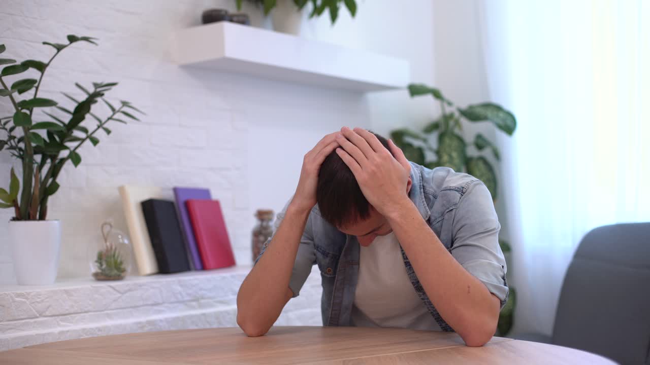 사려 깊은 진지한 젊은 학생 작가 노트북과 함께 집 사무실 책상에 앉아 영감을 생각하고 문제 해결책을 찾고 생각에 잃어버린 아이디어 개념 꿈꾸고 눈을 돌리며