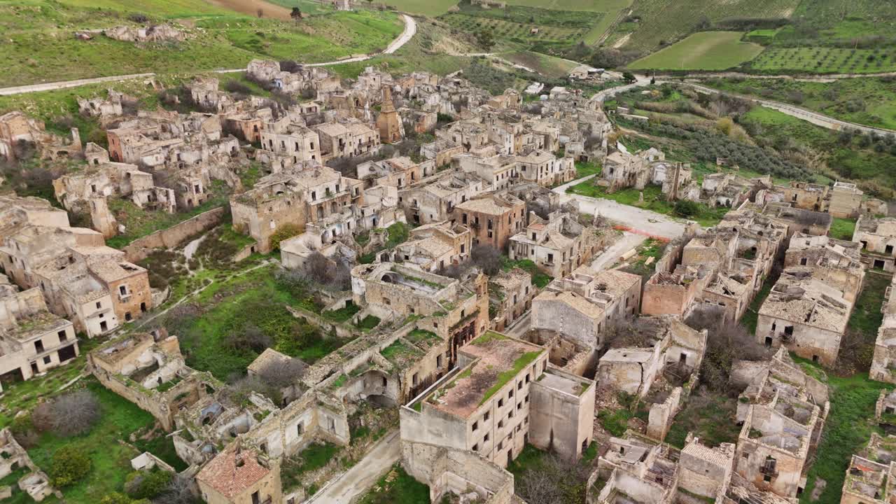 Vista aerea delle rovine di una città abbandonata che mostra decadimento e storia