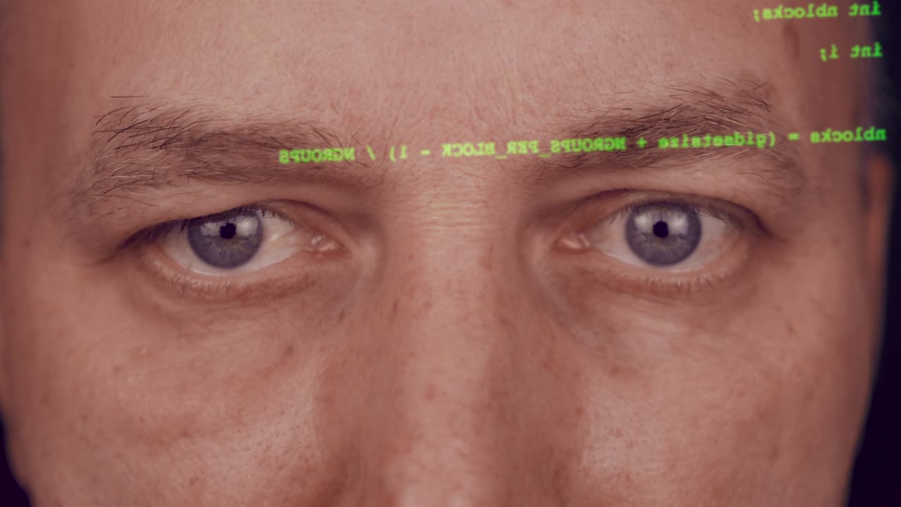 hombre de cara gris. hacker escribiendo código. tipo verde en la pantalla. programador programando software del sitio. un hacker está preparando un ataque al portal de hacking. escribiendo código en pantalla virtual.