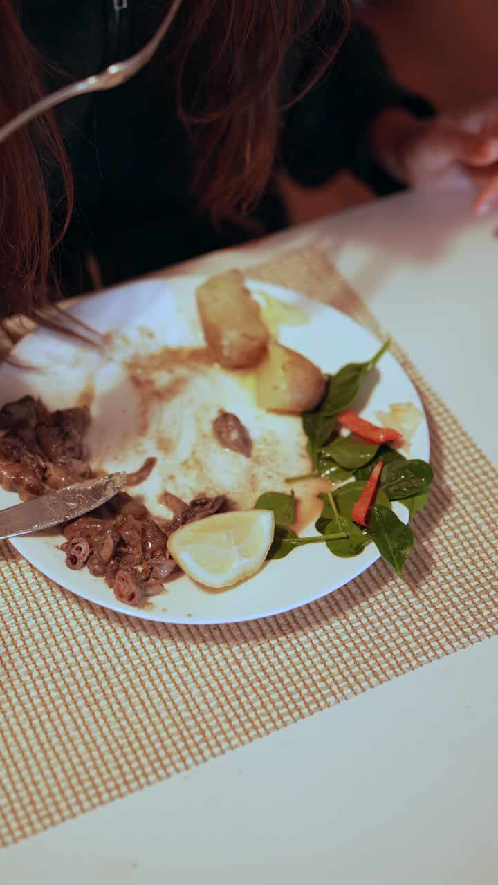 mujer comiendo una comida