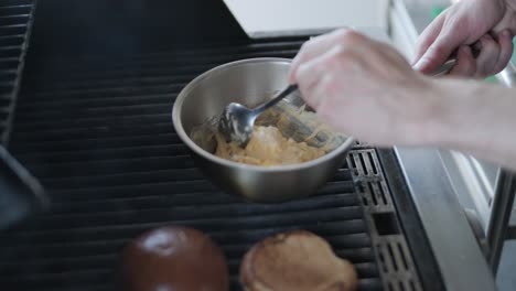 preparando una salsa para hamburguesas en una parrilla