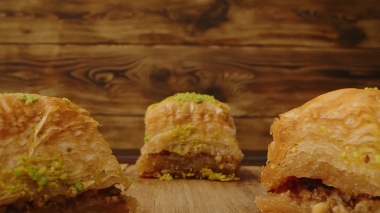Ahşap arka plan üzerinde doğu tatlıları baklava, yakınlaştırma videosu.