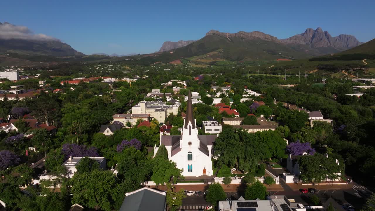 에어리얼 풀백 (aerial pullback) 은 남아프리카 공화국의 스텔렌보시 (stellenbosch) 의 경치가 아름답다는 것을 보여준다.