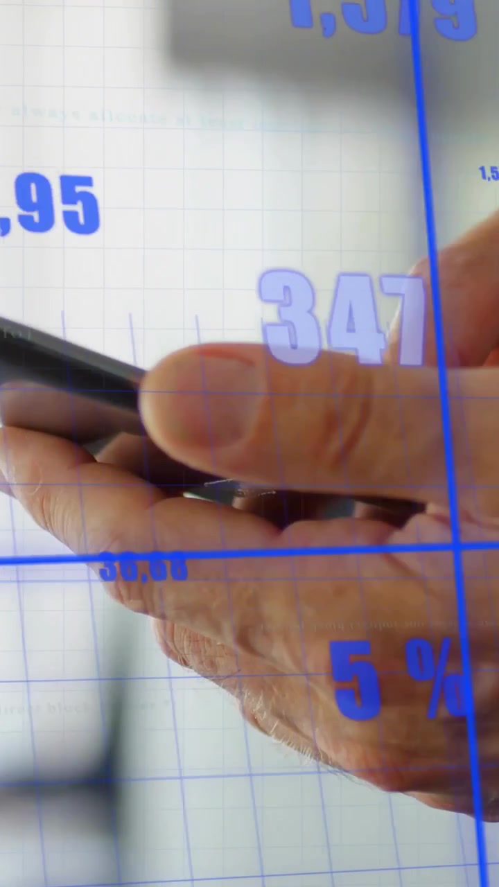 Video verticale: Mani maschili che toccano il telefono, scorrendo e aggiornando dati finanziari con numeri a griglia blu.
