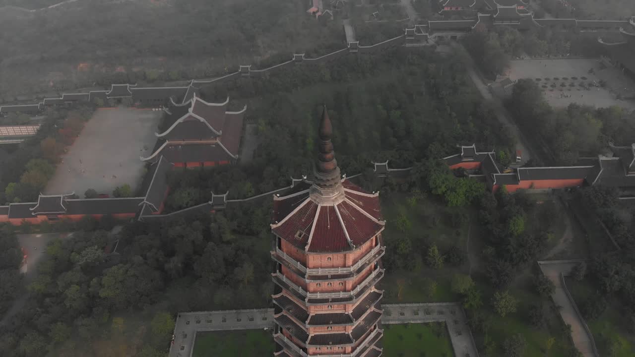vista desde arriba de la pagoda de bai dinh en vietnam, aérea