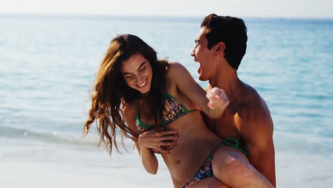 Pareja-Romántica-Divirtiéndose-En-La-Playa